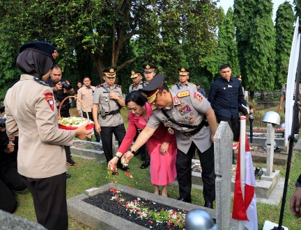 Peringati Hari Bhayangkara ke-80, Wakapolri Pimpin Ziarah Nasional dan Tabur Bunga di TMPN Kalibata
